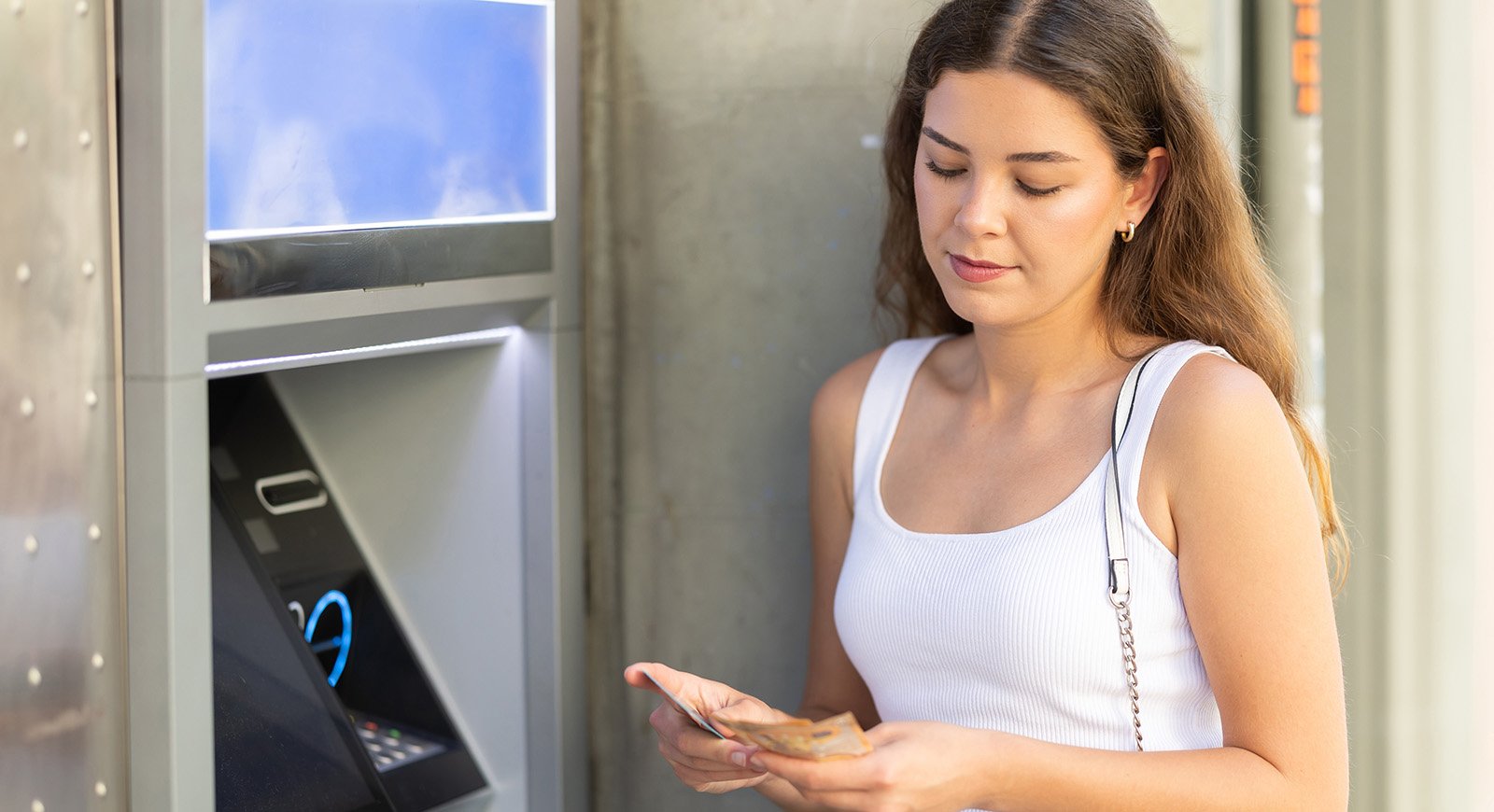 Как снять наличные без карты